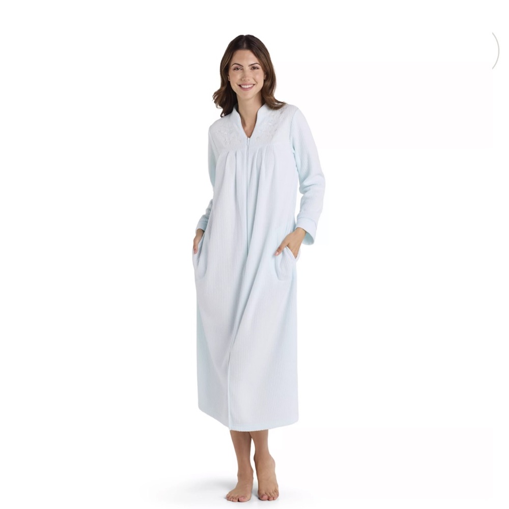 Miss Elaine long zip up robe NWT